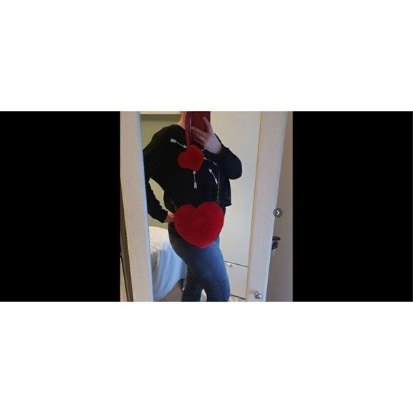 Fuzzy heart shaped gold chain, pocket book with front zipper . - Picture 6 of 11